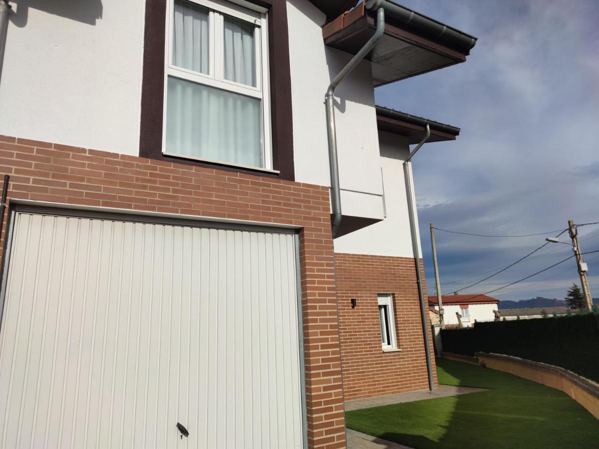 קאסאלריינה Chalet Con Amplio Jardin מראה חיצוני תמונה